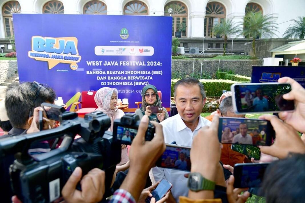 Pj Gubernur Jabar Bey Mahcmudin saay menjelaskan soal target kunjungan sekitar 65.000 orang pada gelaran West Java Festival (WJF) 2024. Foto: Istimewa.