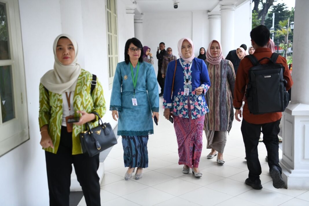 Caption: Penjabat Ketua Dewan Kerajinan Nasional Daerah (Dekranasda) Provinsi Jawa Barat Amanda Soemedi Bey Machmudin mengikuti Rapat Kerja Nasional Dekranas Tahun 2024 dengan tema "Perajin Muda, Lestarikan Warisan Budaya" di Sekretariat Wakil Presiden RI, Jakarta, Selasa (27/8/2024).(Foto: Rizal FS/Biro Adpim Jabar dan Jerri/Setwapres)