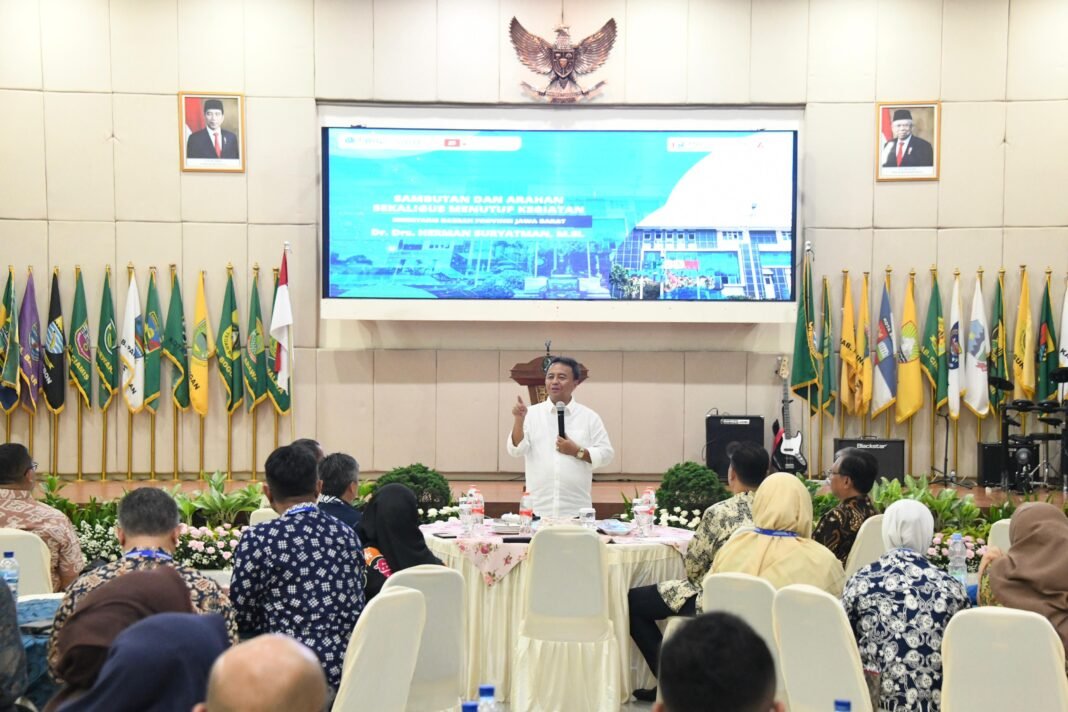 Sekda Jabar Memberikan Arahan pada Penutupan Pelatihan Kepemimpinan Administrator (PKA). Foto: Pemprov Jabar