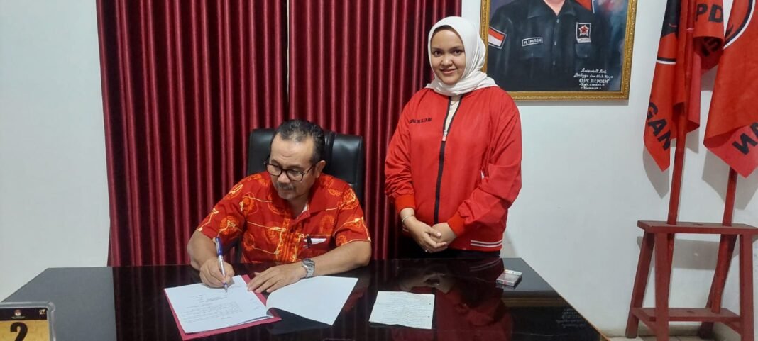 Sophi Zulfia bersama Ketua DPC PDI Perjuangan Kabupaten Cirebon Imron. (Foto: Istimewa).