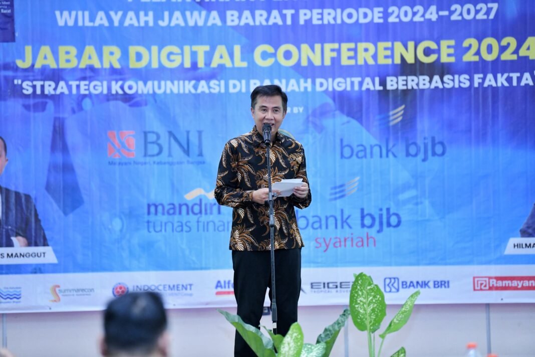 Pj Gubernur Jabar Bey Machmudin dalam seminar 'Jabar Digital Conference' yang dirangkai pelantikan pengurus Asosiasi Media Siber Indonesia (AMSI) Wilayah Jawa Barat periode 2024-2027. FOTO; Pemprov Jabar.