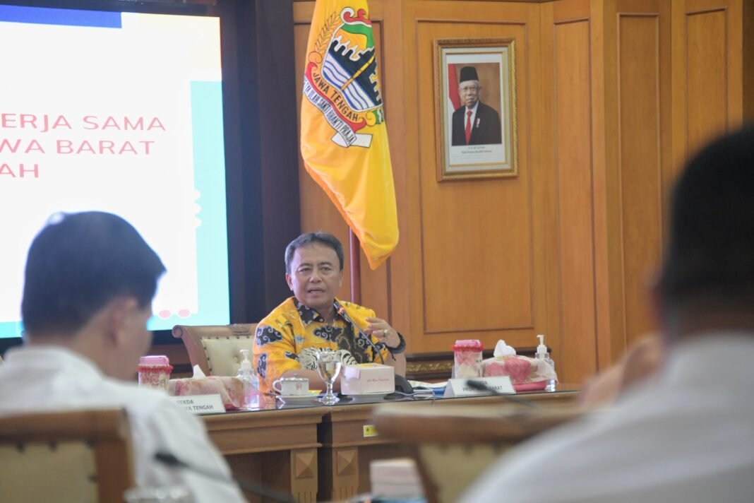 Sekda Jabar Herman Suryatman didampingi Asisten Perekonomian beserta jajaran beraudiensi dengan Sekretaris Daerah Provinsi Jawa Tengah dan jajaran terkait Penandatanganan Perjanjian Kerja Sama Pengelolaan Batas Daerah di Ruang Rapat Pemdaprov Jateng, Kota Semarang Jawa Tengah