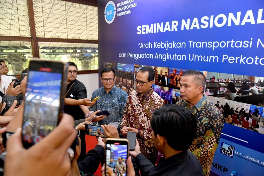 Penjabat Gubernur Jabar Bey Machmudin saat seminar nasional ‘Arah Kebijakan Transportasi Nasional dan Penguatan Angkutan Umum Perkotaan di Indonesia’ di Aula Timur, kampus ITB, Jalan Ganeca, Kota Bandung, Senin (14/10/2024).