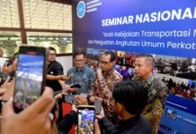 Pemprov Jabar Soroti Integrasi Transportasi Publik Bandung Raya Penjabat Gubernur Jabar Bey Machmudin saat seminar nasional ‘Arah Kebijakan Transportasi Nasional dan Penguatan Angkutan Umum Perkotaan di Indonesia’ di Aula Timur, kampus ITB, Jalan Ganeca, Kota Bandung, Senin (14/10/2024).
