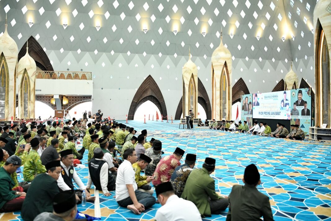 Caption: Pj Gubernur Jawa Barat Bey Machmudin bersama Ketua Umum Dewan Masjid Indonesia (DMI) sekaligus Wakil Presiden ke-10 dan ke-12 RI Jusuf Kalla menghadiri pelantikan Pengurus Wilayah Dewan Masjid Indonesia Jawa Barat periode 2024-2029 di Masjid Raya Al Jabbar, Kota Bandung, Senin (14/10/2024).(Foto: Biro Adpim Jabar)