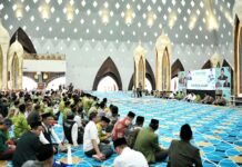 Bey Machmudin: Masjid di Jabar Jadi Pusat Transformasi Sosial Caption: Pj Gubernur Jawa Barat Bey Machmudin bersama Ketua Umum Dewan Masjid Indonesia (DMI) sekaligus Wakil Presiden ke-10 dan ke-12 RI Jusuf Kalla menghadiri pelantikan Pengurus Wilayah Dewan Masjid Indonesia Jawa Barat periode 2024-2029 di Masjid Raya Al Jabbar, Kota Bandung, Senin (14/10/2024).(Foto: Biro Adpim Jabar)