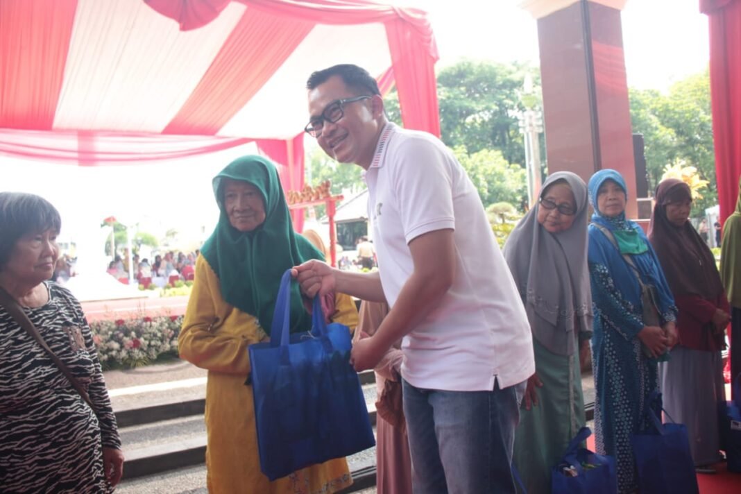 Pemerintah Kabupaten (Pemkab) Cirebon menyampaikan apresiasinya kepada Rumah Sakit Umum Pusat Dr. Hasan Sadikin (RSHS) Bandung yang telah menggelar kegiatan pengabdian masyarakat dan bakti sosial. Foto: Humas Pemkab Cirebon.