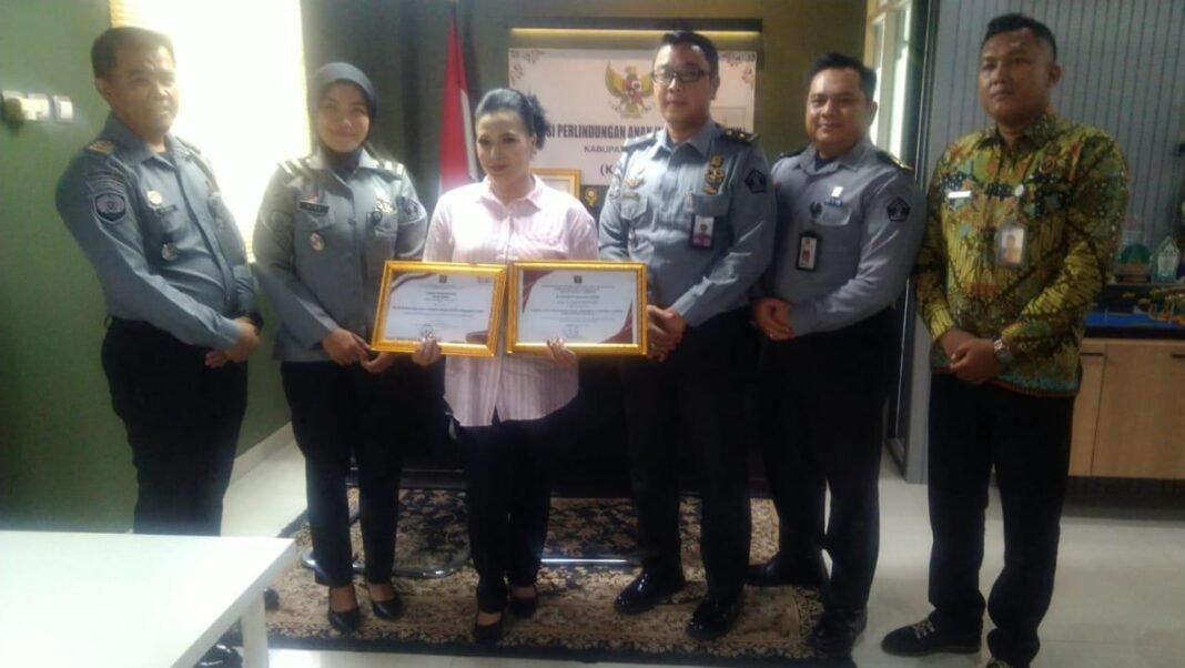 KPAID Kabupaten Cirebon raih penghargaan/(Foto: Istimewa)