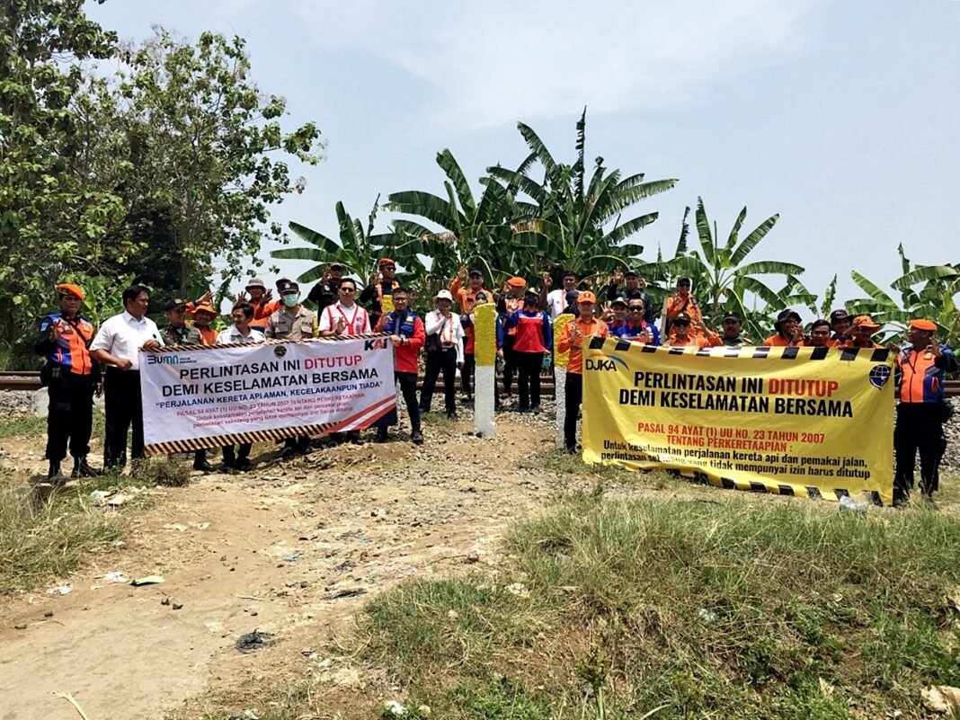 KAI Daop 3 Cirebon menutup perlintasan liar di Desa Sukalila, Indramayu/(Foto: Istimewa)
