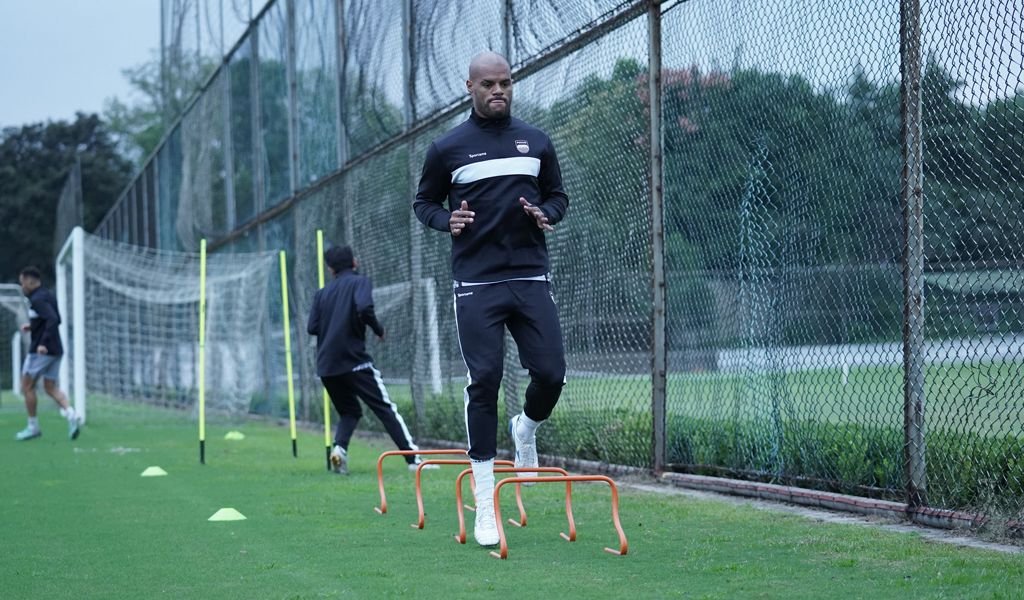 David da Silva berlatih di Pusat Pelatihan Zhejiang FC. (Persib.co.id/Izur Palugadha)