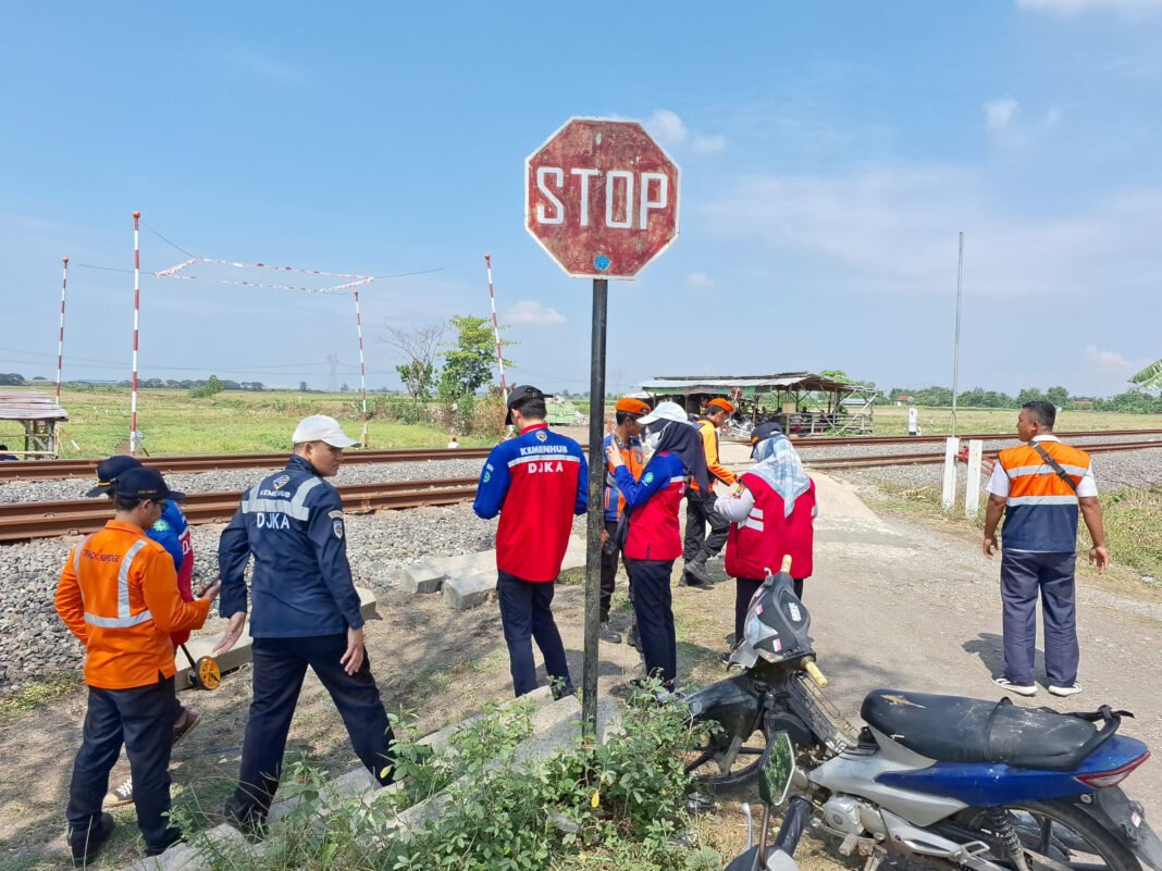 KAI Daop 3 melakukan monitoring di perlintasan sebidang/(Foto: Istimewa)