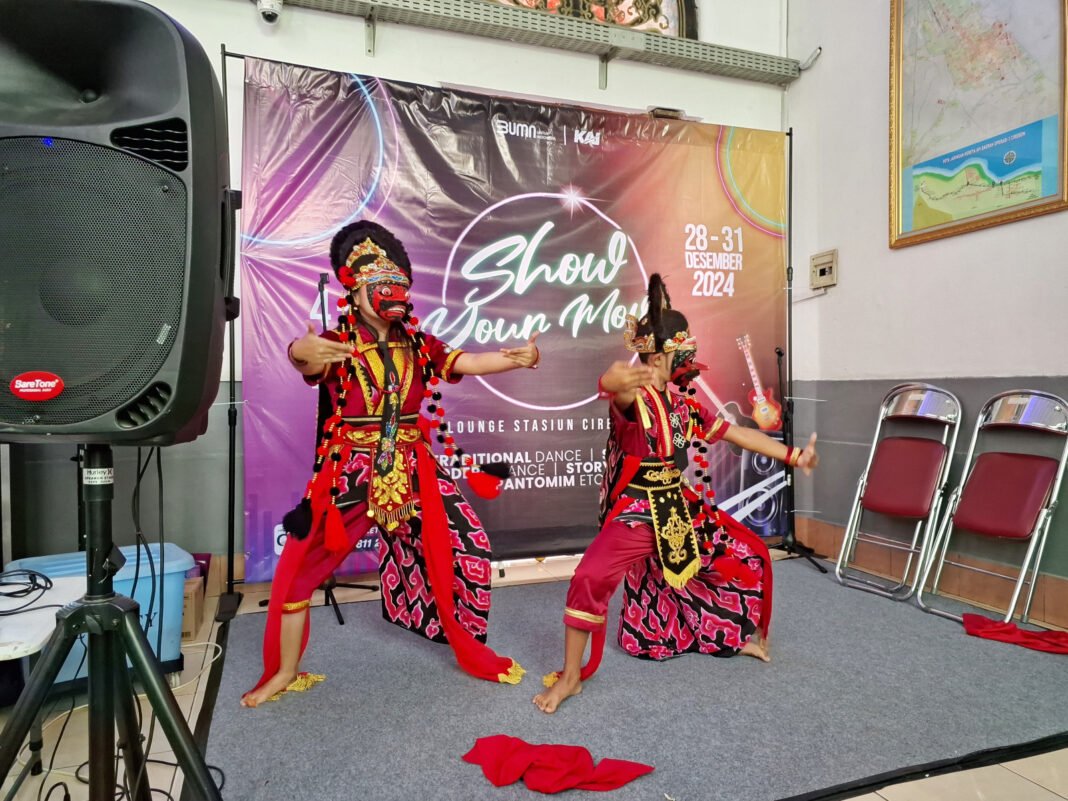 Pertunjukan Tari Topeng di Stasiun Cirebon/(Foto: Istimewa)
