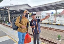 Kala Komunitas Pecinta Kereta Api Bantu Pelayanan Posko Nataru di Stasiun Cirebon