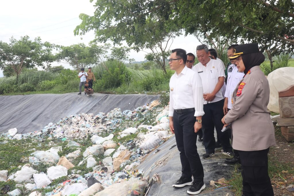 Pj Bupati Cirebon, Wahyu Mijaya saat meninjau TPAS Kubangdeleg/(Foto: Istimewa)