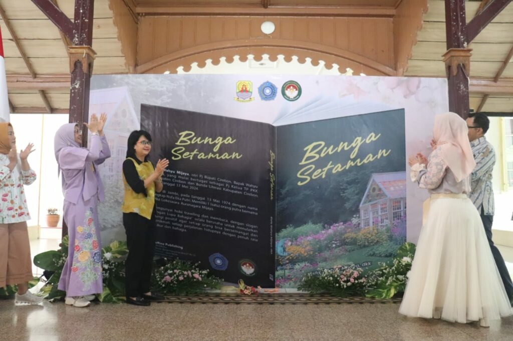Pj Bupati Cirebon luncurkan buku Bunga Setaman/(Foto: Istimewa)