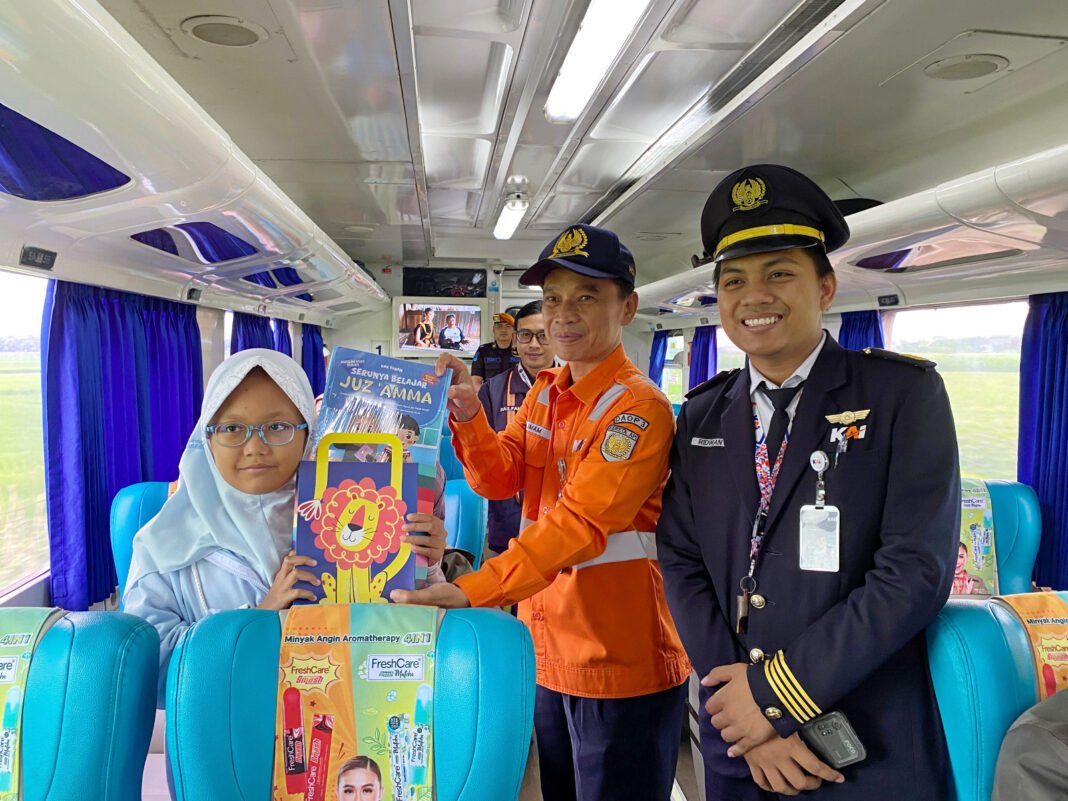 KAI berikan souvenir kepada penumpang/(Foto: Istimewa)