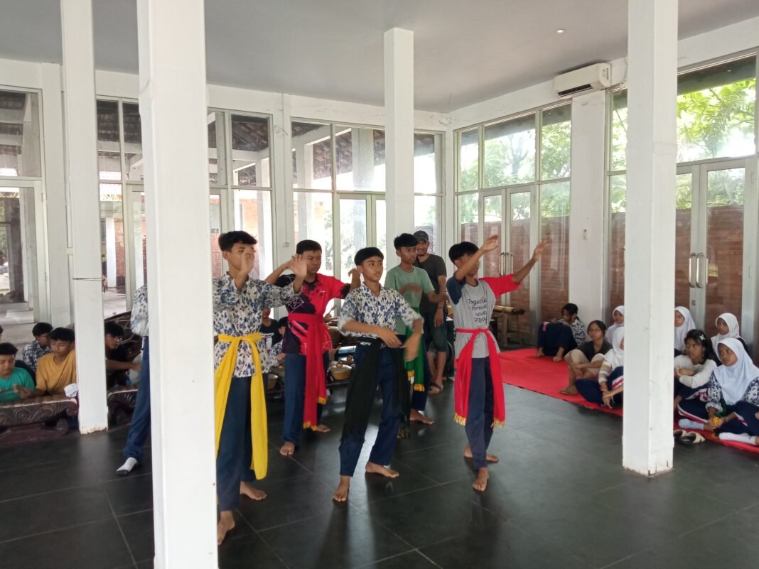 Pelajar SMPN 1 Kota Cirebon belajar kesenian tradisional/(Foto: Cirebon Pulse)