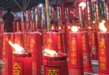 Semarak Imlek, Makna Mendalam di Balik Ratusan Lilin di Vihara Dewi Welas Asih