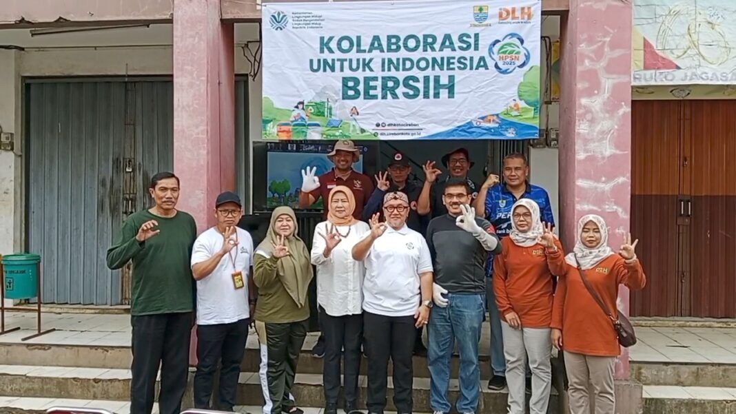 DLH Kota Cirebon peringati NPSN 2025 dengan bersih-bersih sampah di Pasar Jagasatru/(Foto: Istimewa)