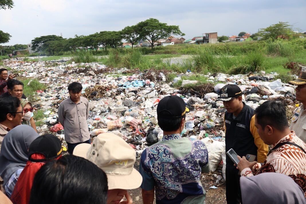 Wali Kota Cirebon, Effendi Edo, bersama Wakil Wali Kota Siti Farida Rosmawati, meninjau lokasi penumpukan sampah/foto: istimewa