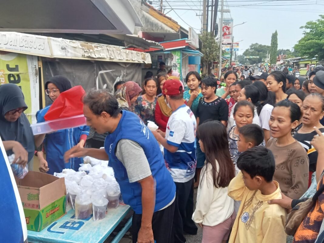 Partai Demokrat bagi-bagi takjil/foto: Istimewa
