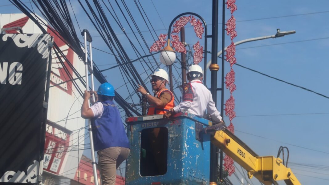 Pemkab Cirebon menata kabel jaringan yang semrawut di sejumlah titik/Foto: Istimewa