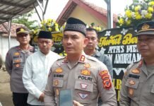 Kapolres Cirebon Kota Sampaikan Belasungkawa kepada Keluarga Korban Longsor Argasunya