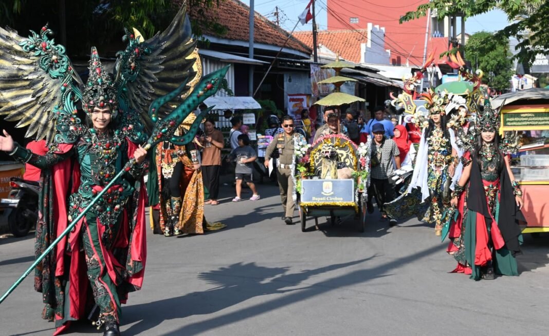 Becak hias di Cirebon meriahkan HUT ke-80 RI/(Foto: Istimewa)