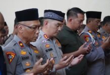 Polres Cirebon Kota Gelar Salat Gaib, Doakan Pengemudi Ojol yang Berpulang