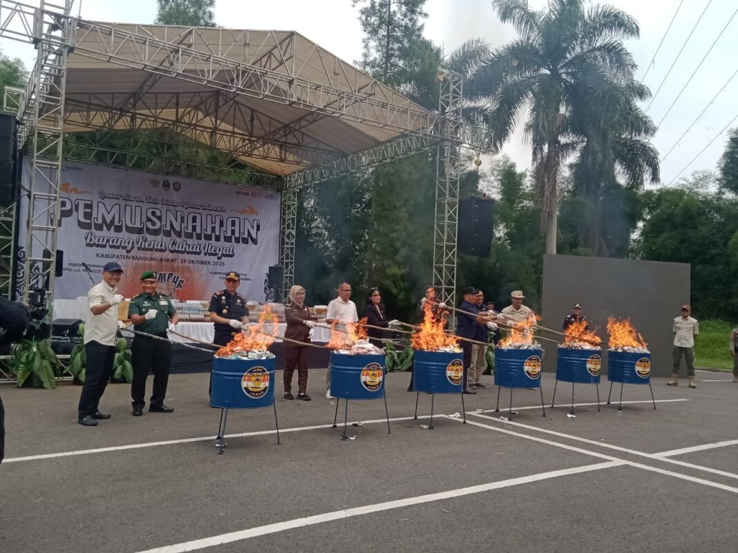 Pemusnahan terhadap barang kena cukai (BKC) ilegal, di Lapang Parkir Ex Giant Supermarket Kota Baru Parahyangan, Padalarang, Kabupaten Bandung Barat, Rabu (29/10/2025).