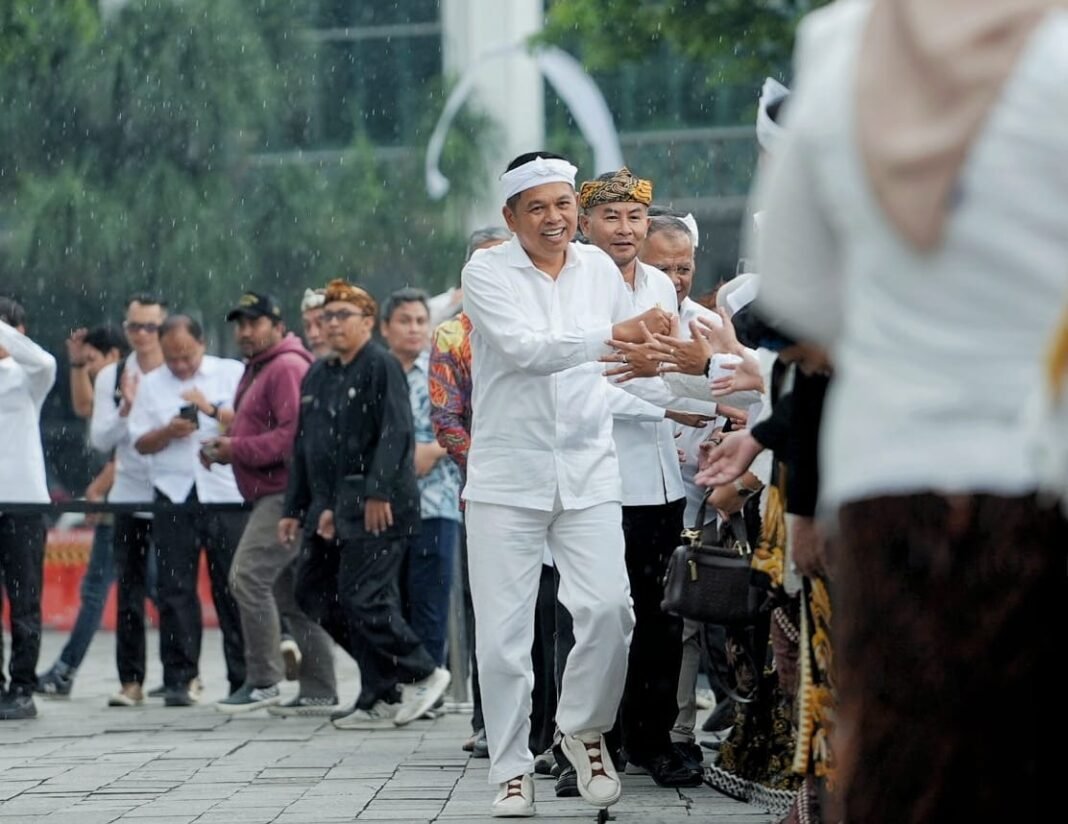 Gubernur Jabar Dedi Mulyadi serahkan SK pengangkatan dan mutasi kepala sekolah di Gedung Sate, Rabu (29/10/2025).