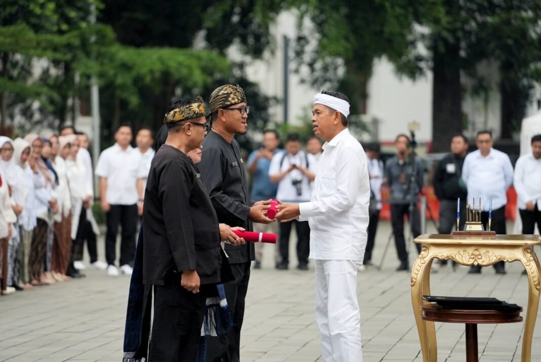 Gubernur Jabar Dedi Mulyadi serahkan SK pengangkatan dan mutasi kepala sekolah di Gedung Sate, Rabu (29/10/2025).