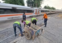 Ada Perbaikan Perlintasan Kereta, Warga Cirebon Diminta Waspada
