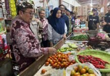 Pantau Pasar Gebang dan Losari, Bupati Imron Sebut Lonjakan Harga Masih Terkendali