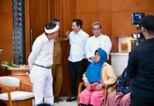 KDM Serahkan Bantuan untuk Korban Longsor Desa Cibogo Lembang