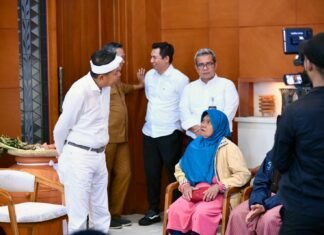 KDM Serahkan Bantuan untuk Korban Longsor Desa Cibogo Lembang