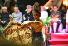 Putri-putri Cantik dan Pengawal Kerajaan Memukau Penonton Kirab Budaya di Cirebon