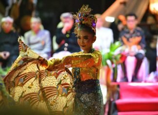 Putri-putri Cantik dan Pengawal Kerajaan Memukau Penonton Kirab Budaya di Cirebon