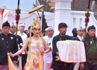 KDM Antar Mahkota Binokasih Kembali ke Museum Prabu Gesan Ulun