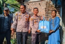 Naik Trail ke Pelosok Argasunya, Wakapolres Cirebon Kota Antar Sembako untuk Warga