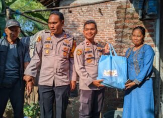 Naik Trail ke Pelosok Argasunya, Wakapolres Cirebon Kota Antar Sembako untuk Warga