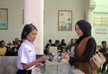 Kala Anak-anak Berperan Jadi Petugas KAI di Stasiun Cirebon