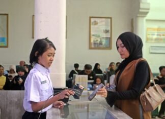 Kala Anak-anak Berperan Jadi Petugas KAI di Stasiun Cirebon