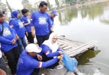 HUT ke-25, Partai Demokrat Tebar 5.000 Benih Ikan di Situ Pajaten