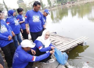 HUT ke-25, Partai Demokrat Tebar 5.000 Benih Ikan di Situ Pajaten