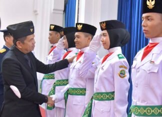 KDM Kukuhkan 51 Paskibraka Jabar 2026
